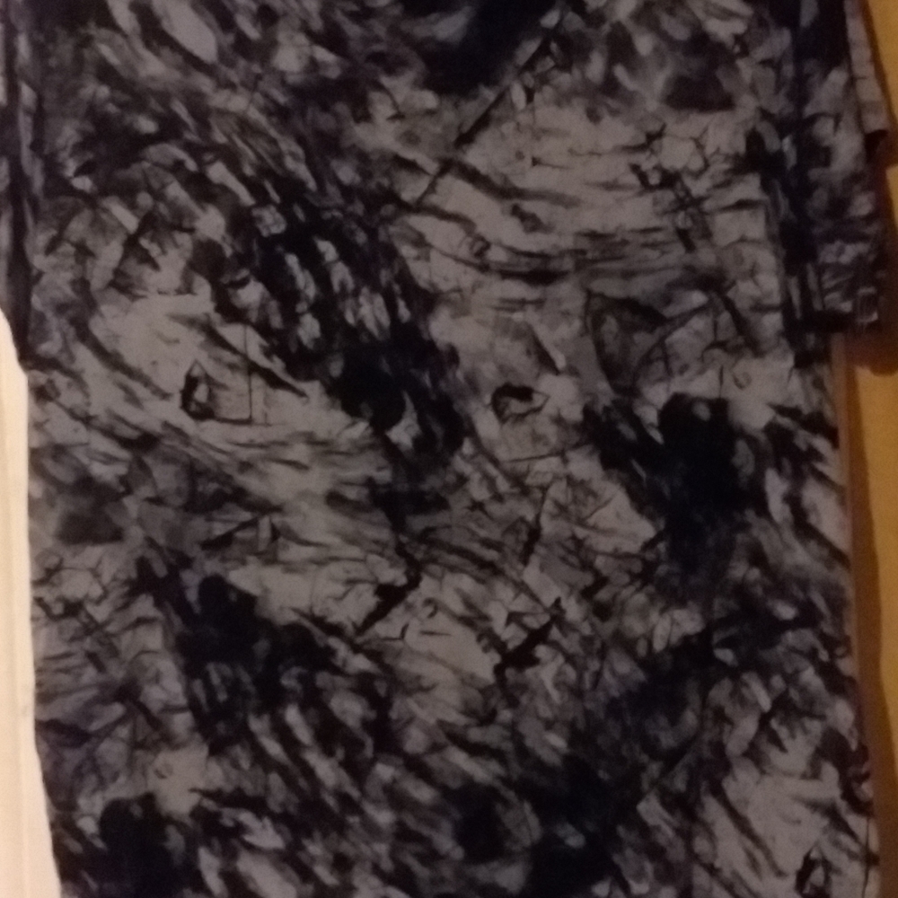ROCK & REPUBLIC Misses Top,XL, color Black & Grey.